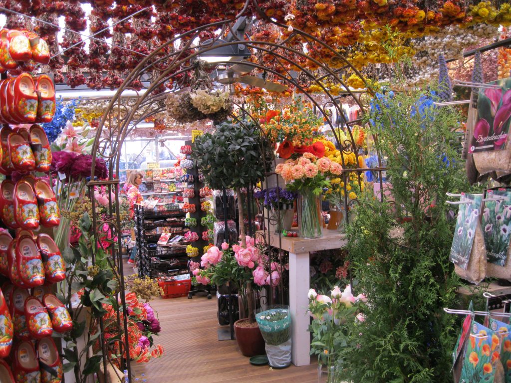 Bloemenmarkt - Květinový obchůdek na plovoucím trhu - interiér plný květin