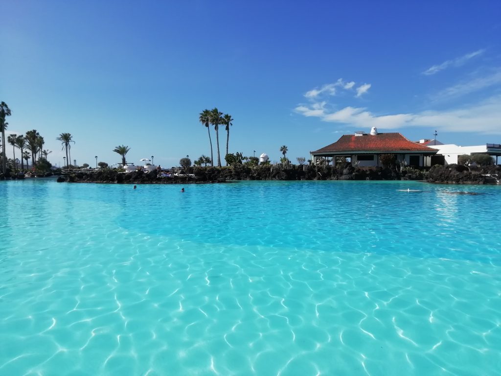 Tyrkysová voda v Lago Martíanez