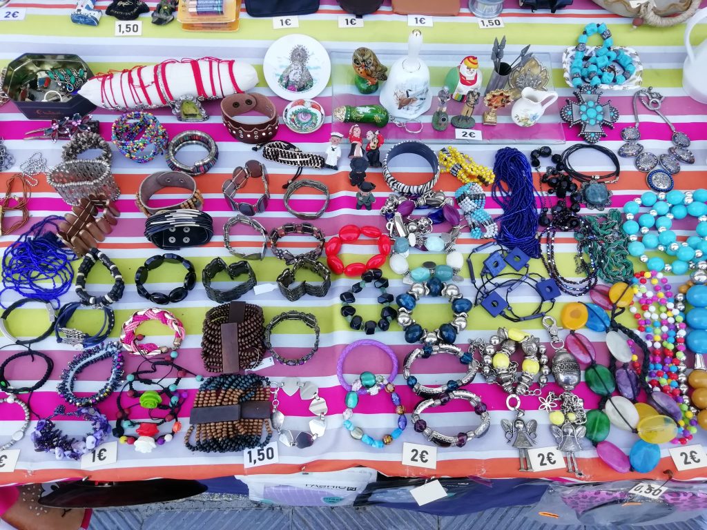 Barvy, až oči přecházejí! Pestrá sbírka náramků na tržišti
