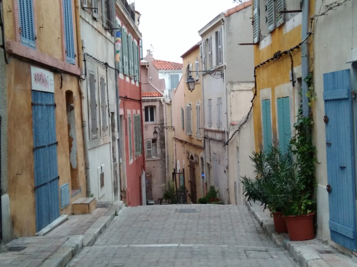 Pohled na barevné domky čtvrti Le Panier v Marseille