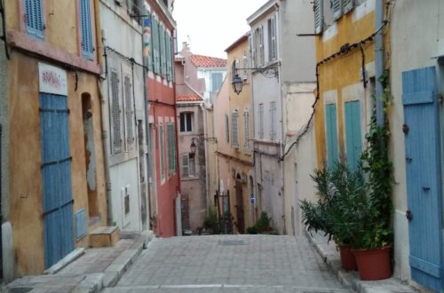 Pohled na barevné domky čtvrti Le Panier v Marseille