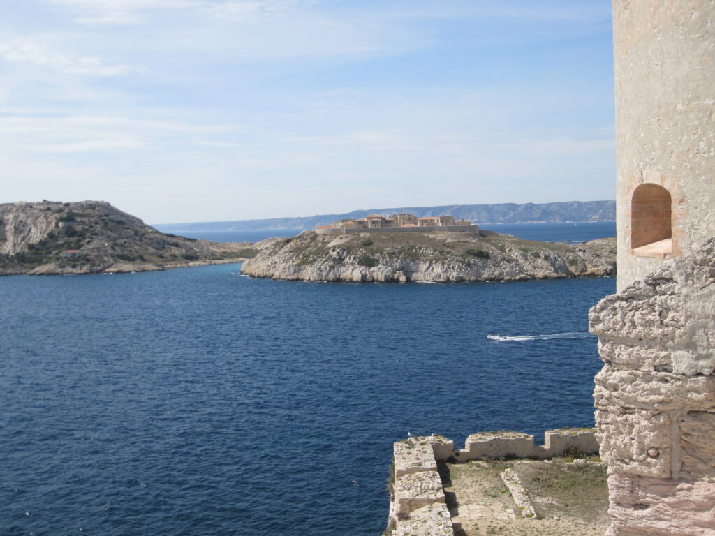 Vyhlídka na L'hôpital Caroline od Chateau d'If