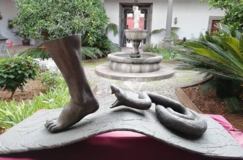 Kovová skulptura v patiu záhadného domu v La Laguně.